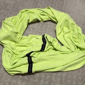 Lululemon bright Green vinyasa scarf.  Snap buttons.  EUC!